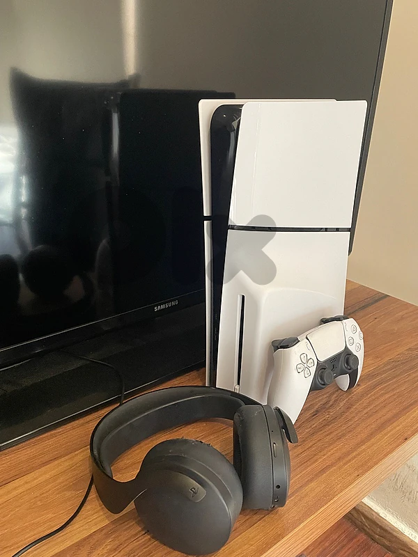 PS5 USED WITH ONE CONTROLLER AND PS HEADSET