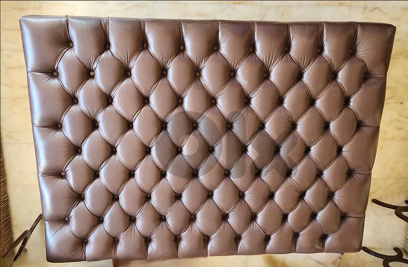 Capitonné leather table
