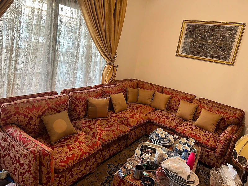 طقم كنبايات زاوية، مع طاولة نص ومقعد مع صالون ابيض وطاولة