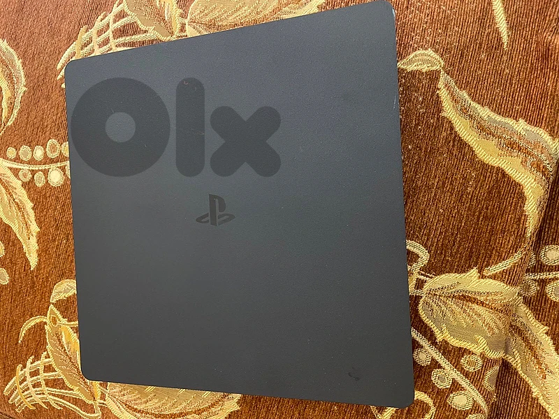 ps4 slim clean with its original controller