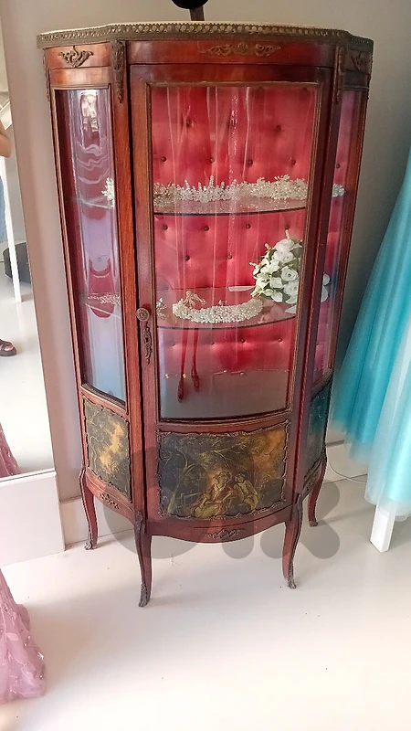 cabinet crystaliere antique