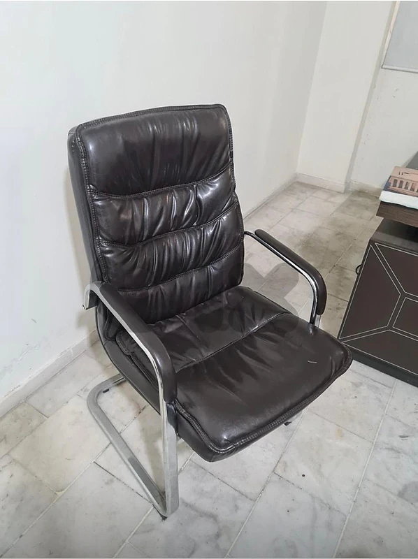 للبيع مكتب إداري كامل مع الخزانة والكرسي  700$ فقط 🔥