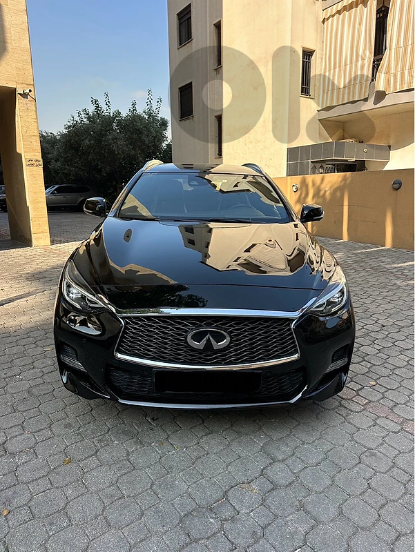 Infiniti Q 30 S AWD 2018 black on black & white (company source)