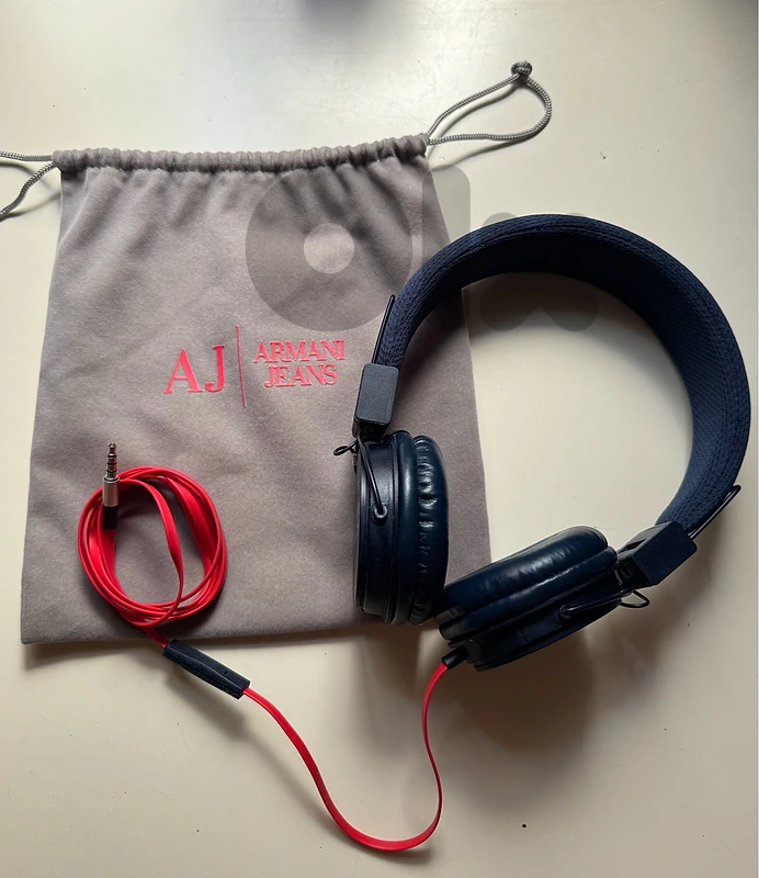 Original Armani Jeans (AJ) Wired Headphones + Original Pouch Original Armani Jeans (AJ) Wired Headphones + Original Pouch