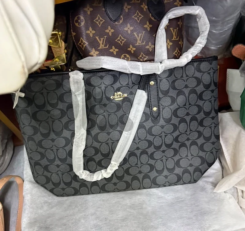 Coach bag copy new, received it yesterday, with box and dust bag.
