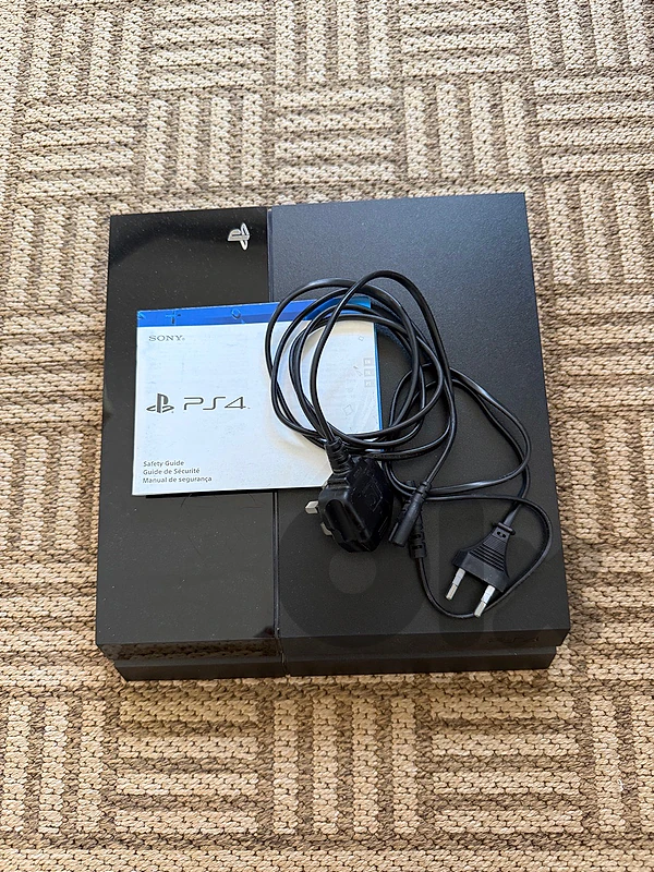 Selling my PlayStation 4 (CUH-1116A).