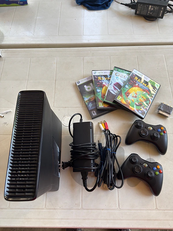 Xbox 360 + 2 controlers + CDs