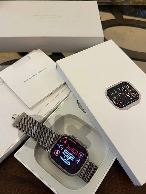 Apple Watch Ultra 2 49mm - Natural Titanium Milanese Loop