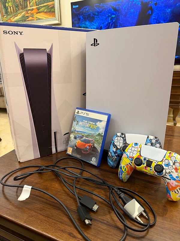 PS5 Disc 825GB + 2 Controllers + The Crew Motorfest