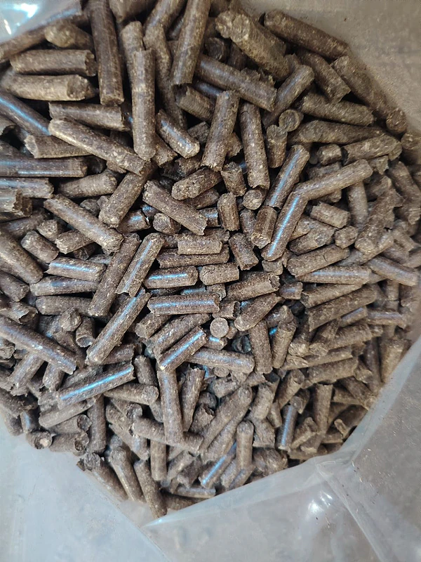 حبيبات خشب (pallet) عالية الجودة – خليط صنوبر وسنديان
