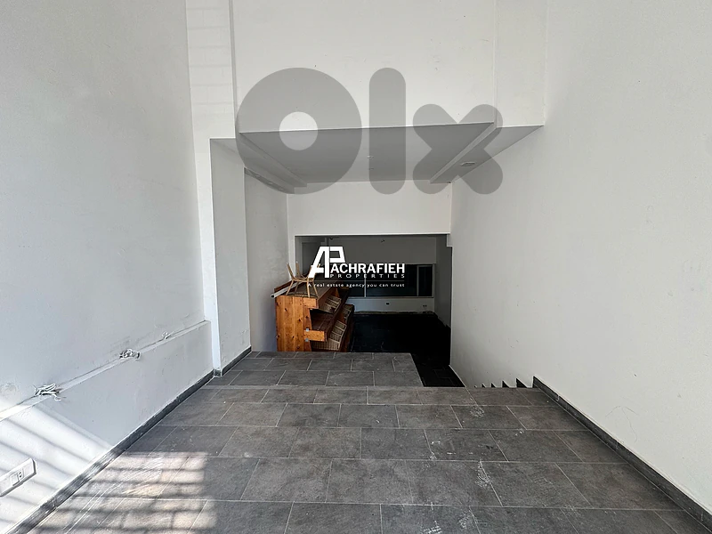 220 Sqm - Warehouse For Rent in Achrafieh