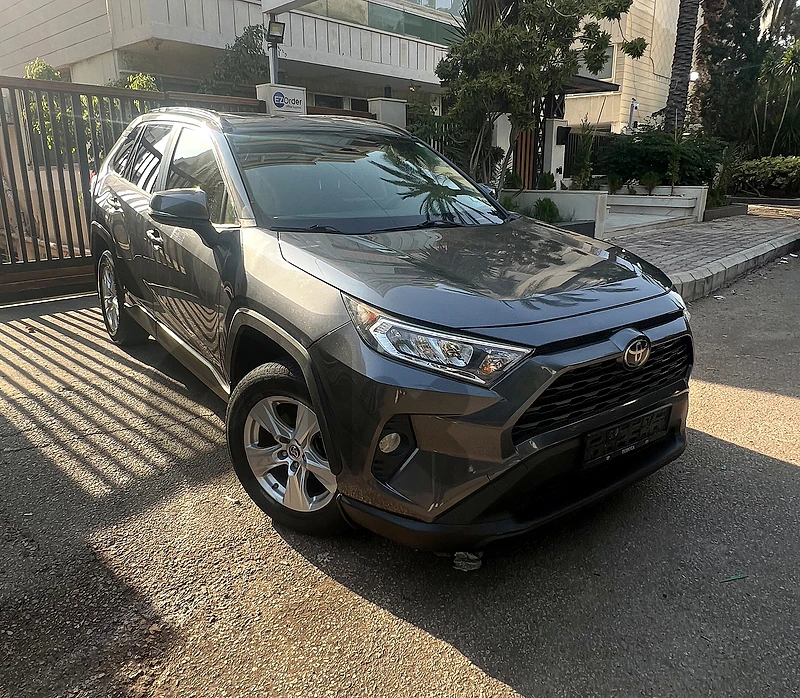 2019 TOYOTA RAV4 XLE AWD - 13,000 Miles Only!
