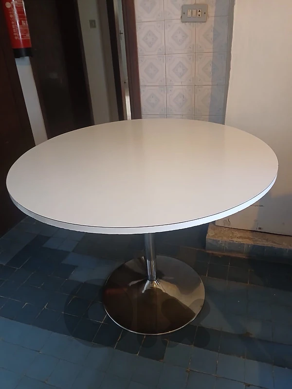 Round white table/ chrome