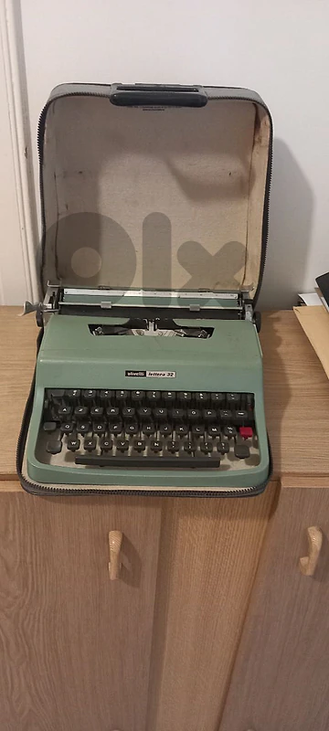 OLIVETTI  Portable Vintage Typewriter