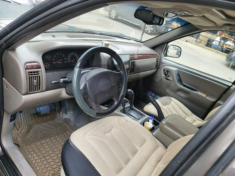 جيب شيروكى 2000