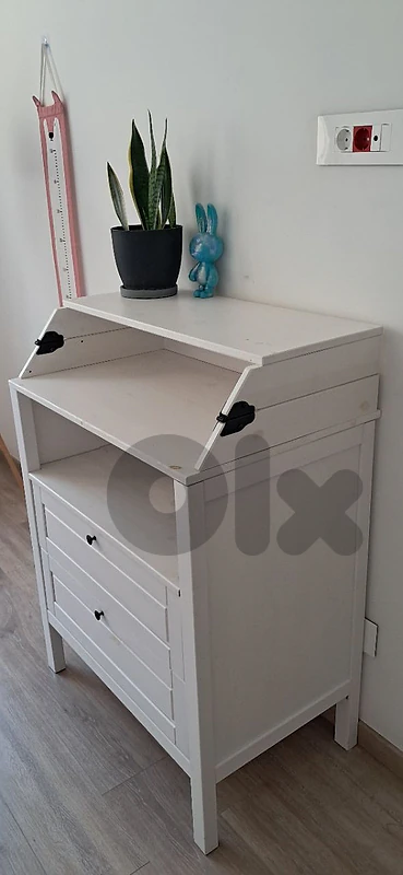 changing table / chest of drawers white