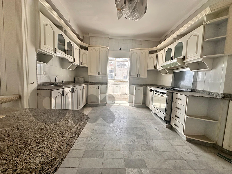 Apartment for Sale in Ramlet Al Baydahشقة للبيع في الرملة البيضاء