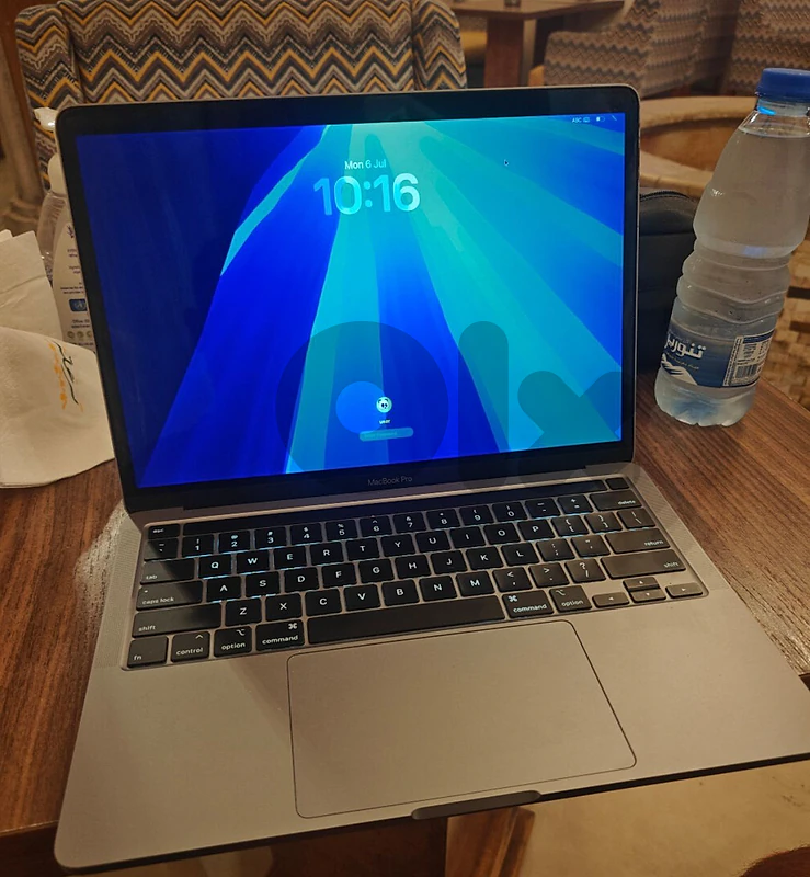 macbook pro 2020 i7/512/16 touch bar