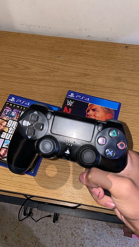 Ps4 fat 400gb with 2 controllers and 4 cds
