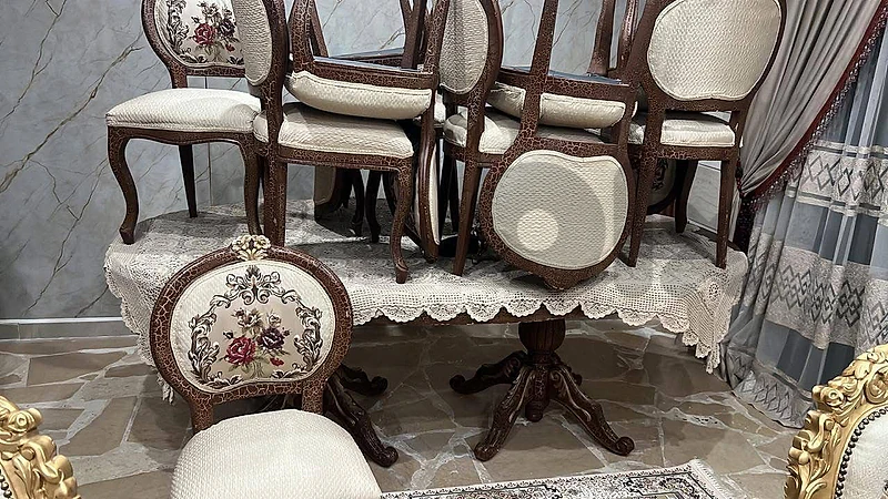 طاولة سفرة مع كراسي
