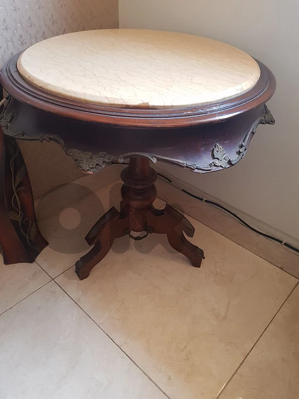 طاولة و لوحة انتيك