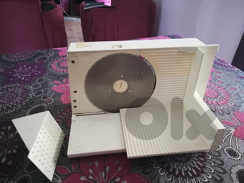 قاطعة الجبنة والمرتديل