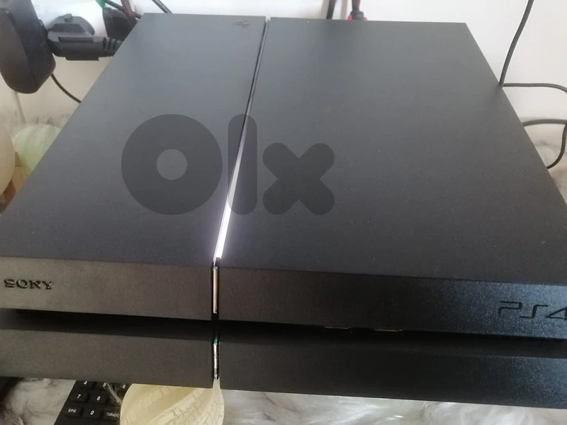 ps4 500gb with 2 controlers 4 phisical disks 0 scraches