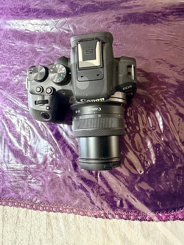 Canon EOS R10 Mirrorless Camera with 18-45mm Lens