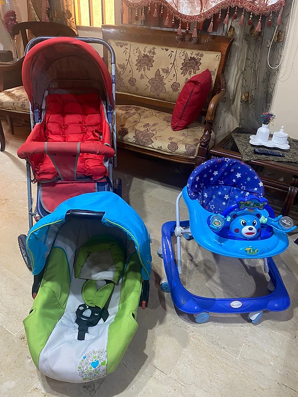 للبيع اغراض بيبي شبه مستعملة