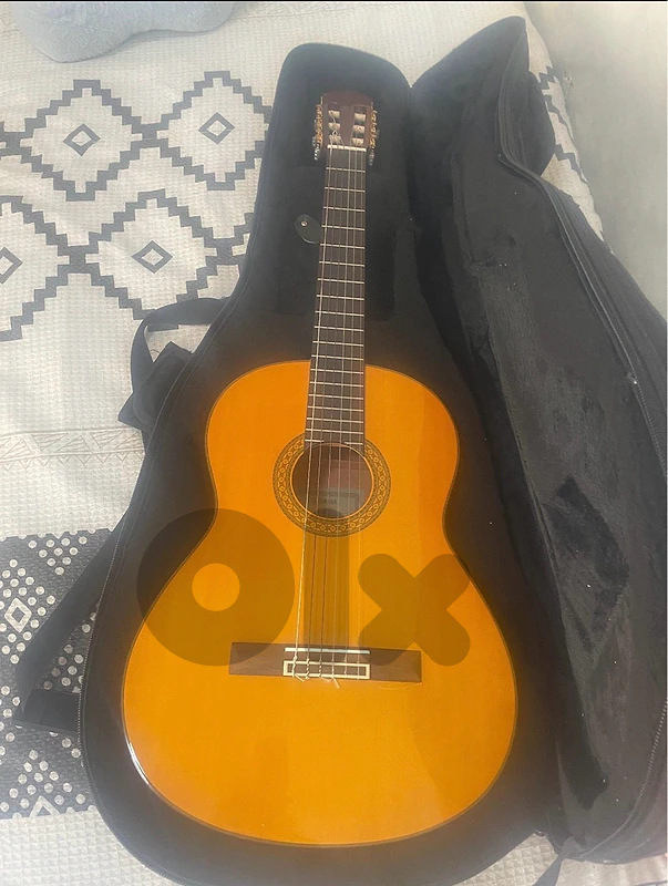 Guitar Yamaha C80 and its case