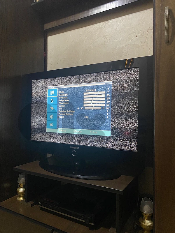 Samsung Series 3 / 32-inch Multi-System LCD HDTV