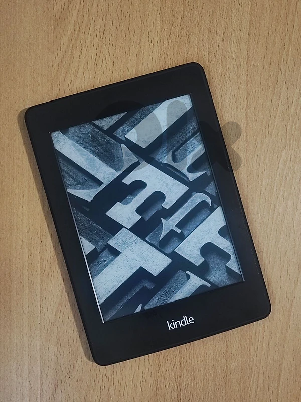 Amazon Kindle 6th Generation + Free Cover + Free Micro-USB Amazon Kindle 6th Generation + Free Cover + Free Micro-USB