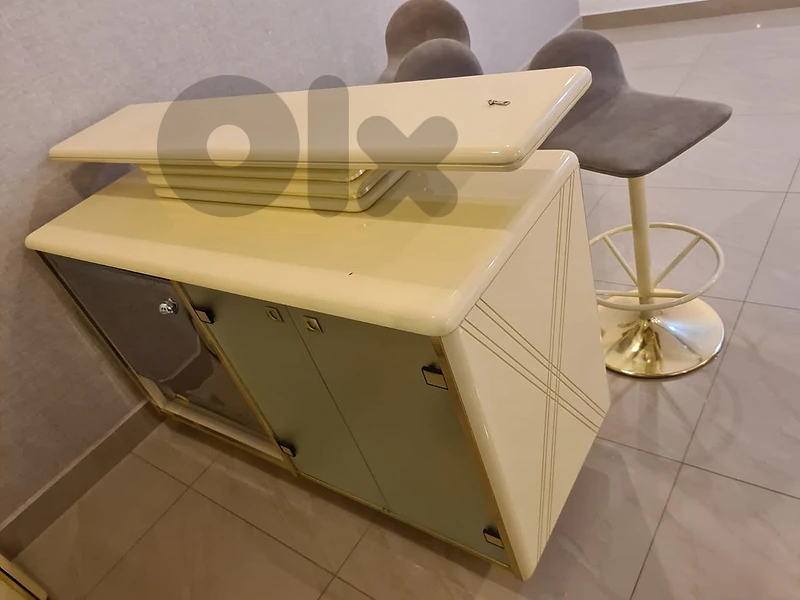 Bar with 3 chairs and integrated refrigirator