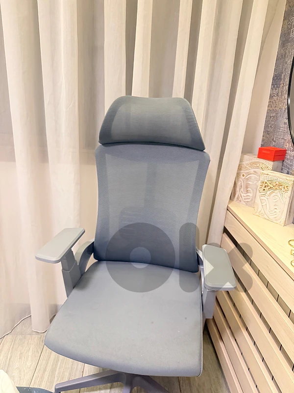 office chair like new gray color from the concept