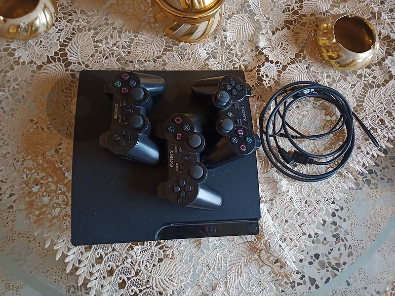 ps3 slim 3layha aktar mn 15 lo3be +3 controllers