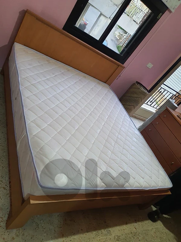 تخت مجوز مع فرشة جديدة من المعمل