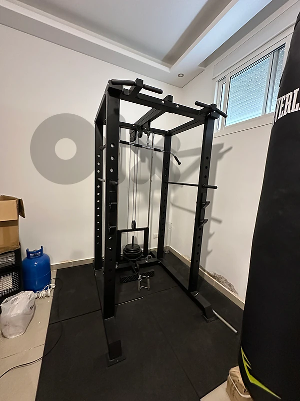 🏋️ Power Rack with Pull-Up Bar & Lat Pulldown System – Excellent Condition