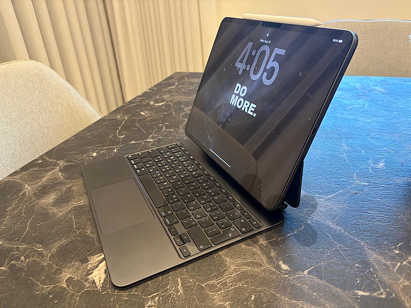 iPad Pro 13 inch M4 (512 gb) + Keyboard Arabic + Folio + Pencil Pro