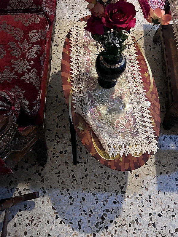 كرسي مرجوحة وطاولة صالون