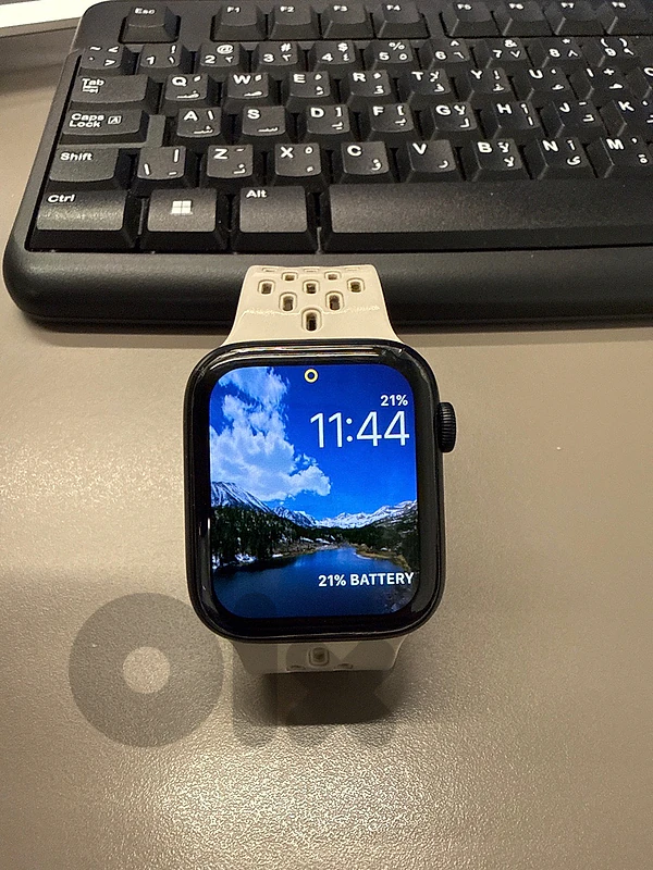 Apple Watch SE 2 (44mm) | Like New / Zero Scratches | Box + 5 Straps!