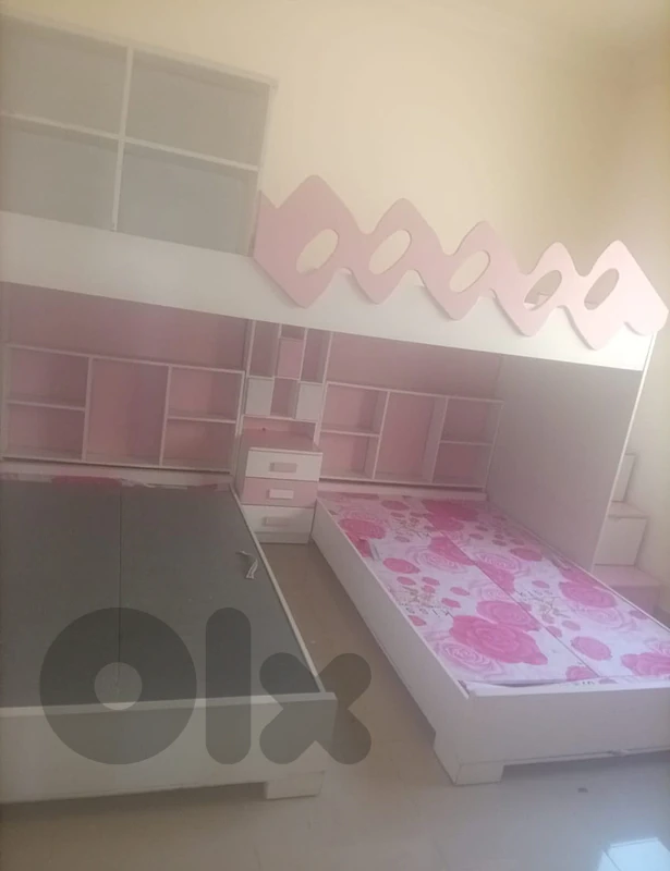 غرفة نوم تختين و طابق فوق مع مكتب بحالة جيدة beds