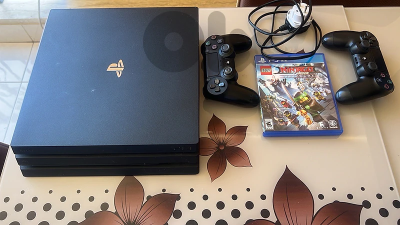Excelent condition ps4 pro with original controller and 1 cd