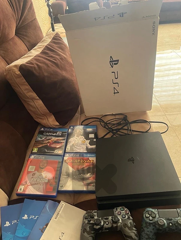 PlayStation 4 Slim 1TB – CUH-2115B + Racing wheel بحالة جيدة جدًا،.