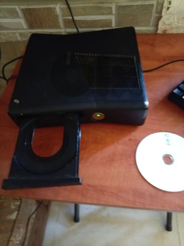 it comes with 1 original controller