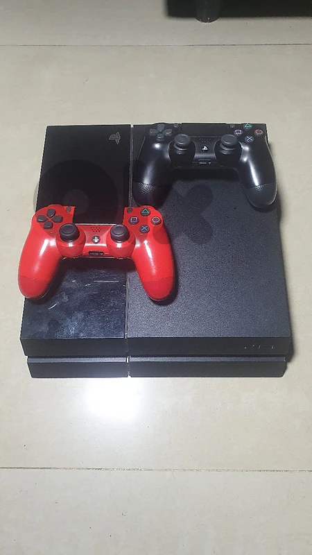 ps4 used like new + 2 Original controllers