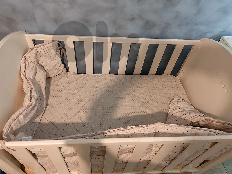 baby grib with cam drawers with lamp and paintings