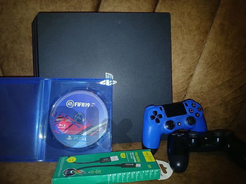 ps4 pro 1 tera + 2 original controller + 1 cd and games downloaded