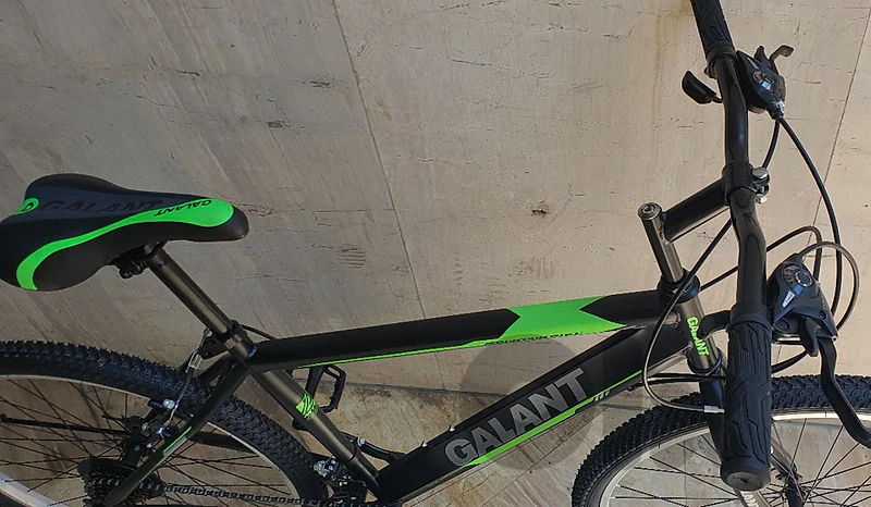Galant size Medium Alloy frame 26" (brand new)
