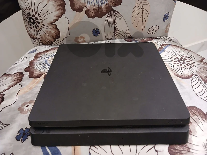 ps4 slim 1 tera + 4 controllers = 250$