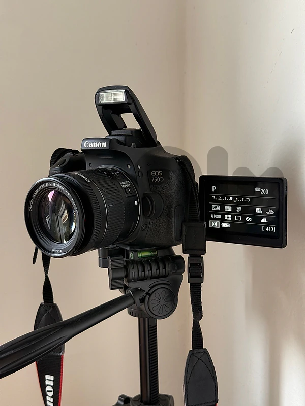 CANON 750D
